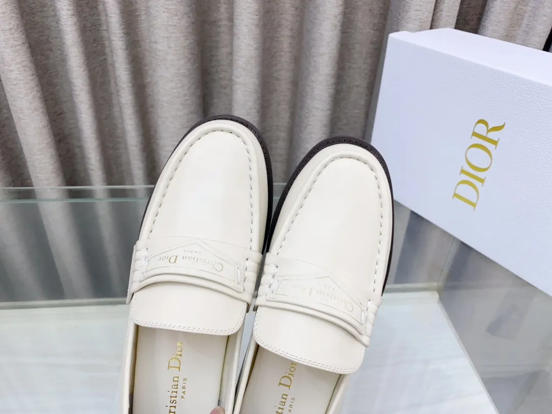 👟👟Ex-factory price 660👟👟 25Ss new Dior Boy loafers This Dior Boy loafer is a new product in the 2024 winter ready-to-wear series. It incorporates Dior's extraordinary craftsmanship and reinterprets the classic loafer design. Crafted from materials including suede and lambskin, it's enhanced with an integrated white fur lining and features a gold-tone Christian Dior Paris signature on the front leather tab. Paired with rubber soles, soft and comfortable. Upper: cowhide, inner padding: comfortable sheepskin, sole: rubber sole, size: 35-39 (40 customized, non-refundable)